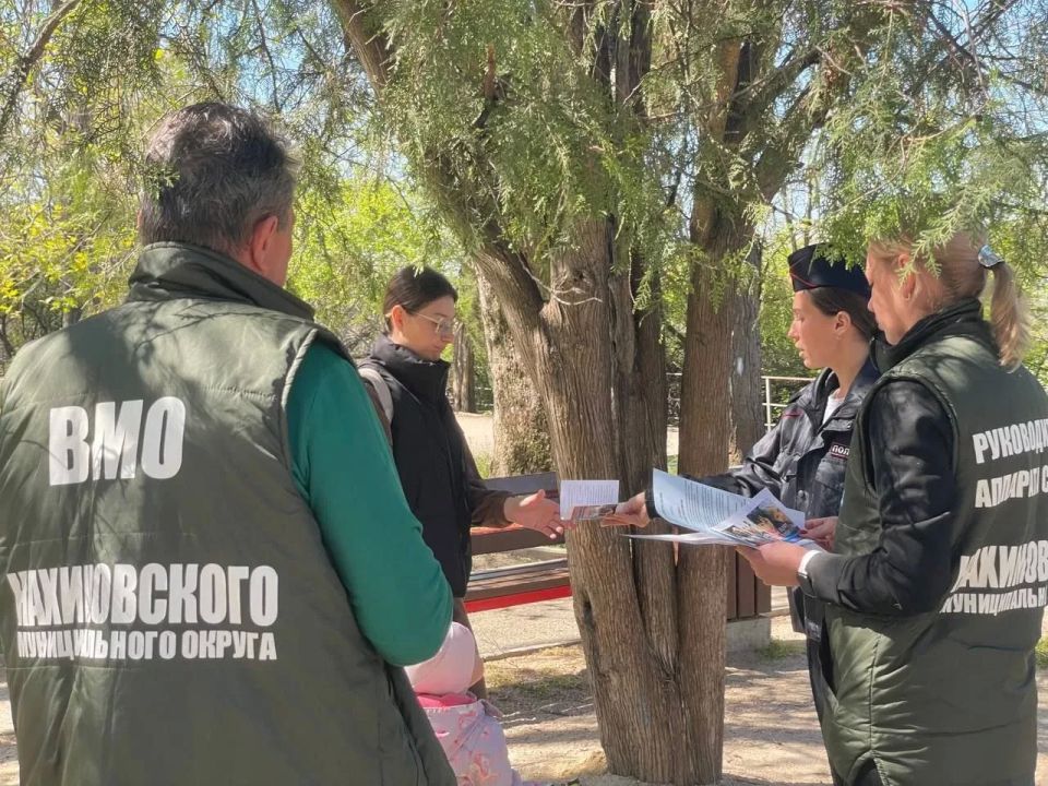Сотрудники полицейского наркоконтроля рассказали жителям Нахимовского района об опасности запрещённых веществ Сотрудники полицейского наркоконтроля рассказали жителям Нахимовского района об опасности запрещённых веществ