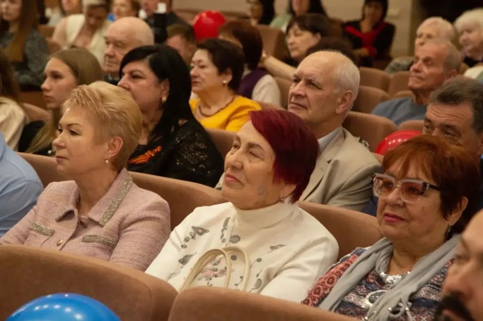 Наталья Звёнзек: Первомай — символ единства, силы и стойкости людей, которые своим трудом создают благосостояние нашей страны Наталья Звёнзек: Первомай — символ единства, силы и стойкости людей, которые своим трудом создают благосостояние нашей страны