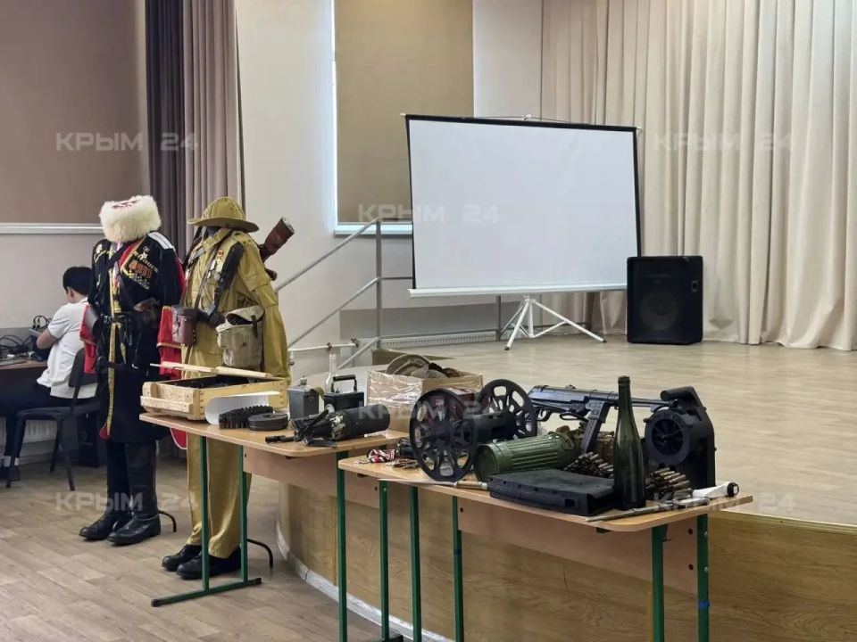 Школьному музею «Родина» в Симферопольском районе передали военные экспонаты Школьному музею «Родина» в Симферопольском районе передали военные экспонаты