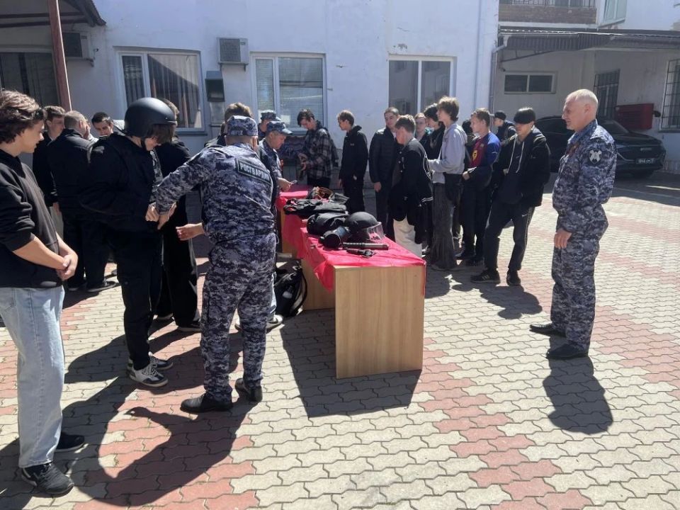 Сотрудники крымской вневедомственной охраны Росгвардии провели День открытых дверей для студентов колледжа в Симферополе Сотрудники крымской вневедомственной охраны Росгвардии провели День открытых дверей для студентов колледжа в Симферополе