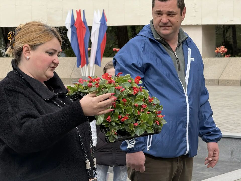 Янина Павленко: Тысяча ярких бегоний украсила Холм Славы в преддверии Дня Победы Янина Павленко: Тысяча ярких бегоний украсила Холм Славы в преддверии Дня Победы