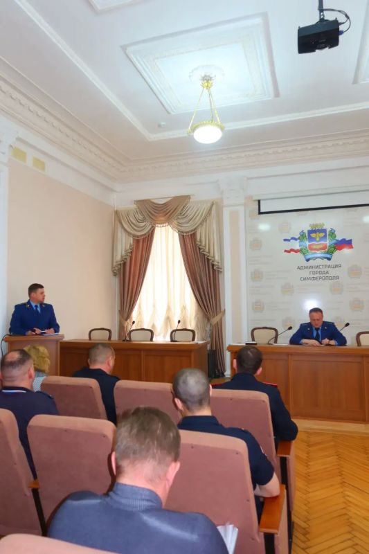 В Симферополе обсудили меры по повышению безопасности дорожного движения В Симферополе обсудили меры по повышению безопасности дорожного движения