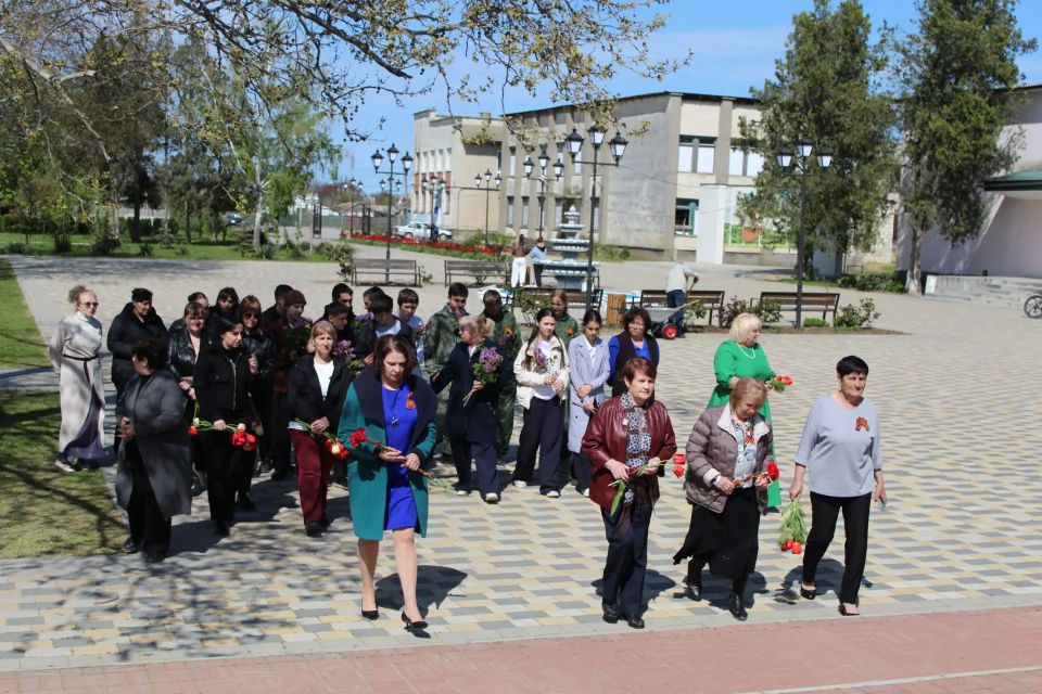 В Советском районе продолжаются патриотические акции «Память в граните» и «Эстафета Памяти», посвящённые 82-й годовщине освобождения района от немецко-фашистских захватчиков и 81-й годовщине Великой Победы В Советском районе продолжаются патриотические акции «Память в граните» и «Эстафета Памяти», посвящённые 82-й годовщине освобождения района от немецко-фашистских захватчиков и 81-й годовщине Великой Победы