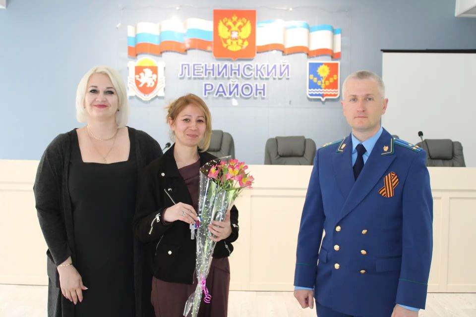 Снова звучат искренние поздравления и тёплые пожелания в адрес тех, кто сегодня стал обладателем собственного жилья