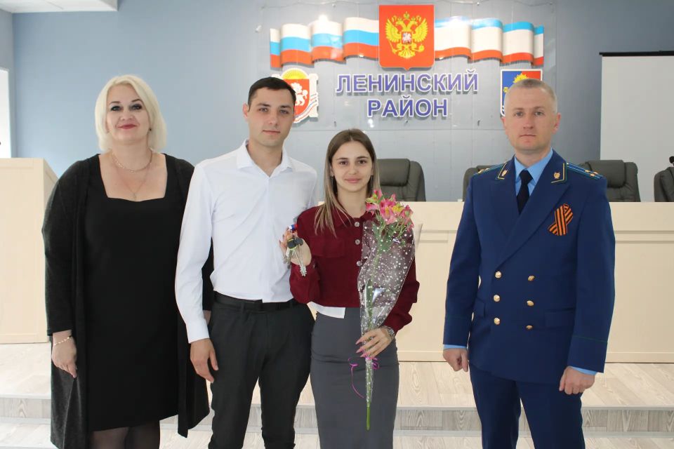 Снова звучат искренние поздравления и тёплые пожелания в адрес тех, кто сегодня стал обладателем собственного жилья Снова звучат искренние поздравления и тёплые пожелания в адрес тех, кто сегодня стал обладателем собственного жилья