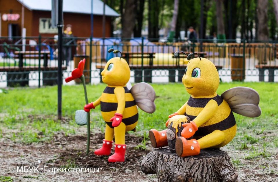В Детском парке Симферополя установили фигурки пчёл В Детском парке Симферополя установили фигурки пчёл