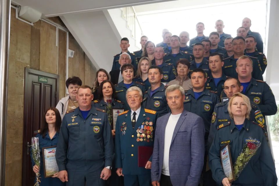 В Керчи чествовали пожарных В Керчи чествовали пожарных