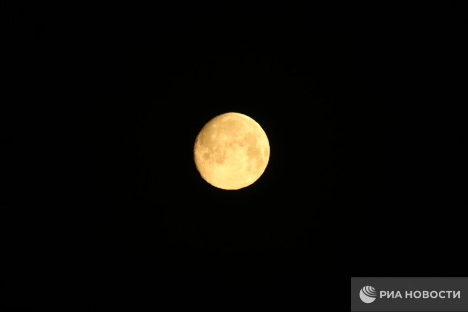 Цветочное и голубое: крымчане в мае смогут увидеть два полнолуния