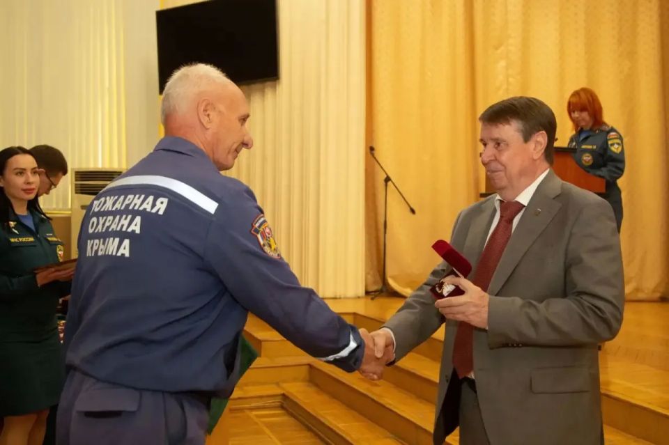 Сергей Цеков поздравил пожарных с профессиональным праздником Сергей Цеков поздравил пожарных с профессиональным праздником