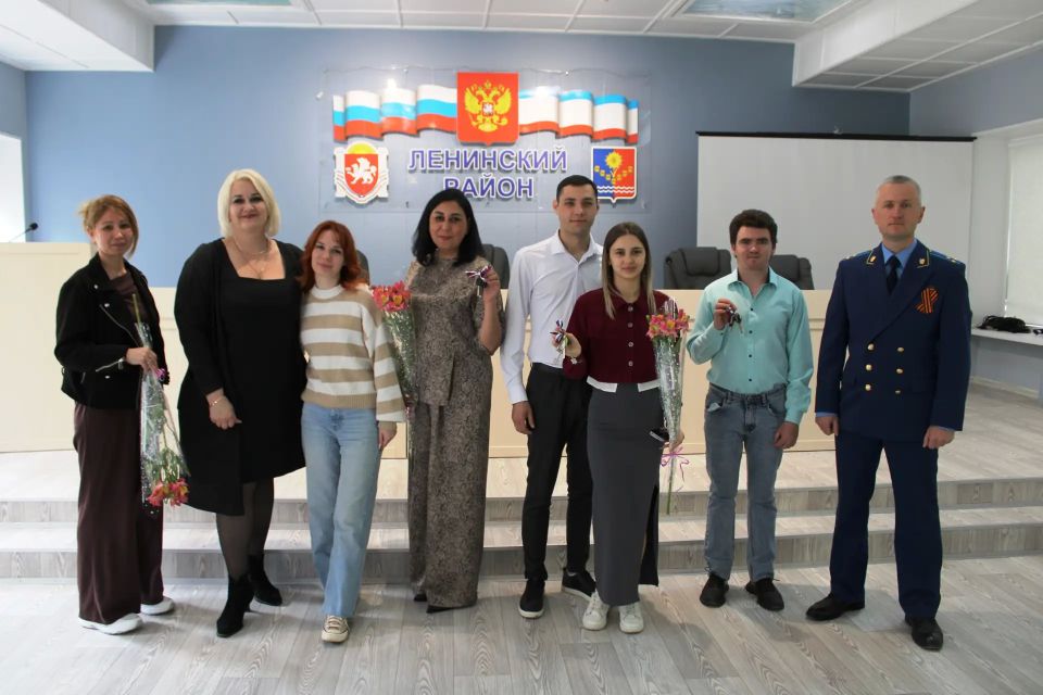 Снова звучат искренние поздравления и тёплые пожелания в адрес тех, кто сегодня стал обладателем собственного жилья Снова звучат искренние поздравления и тёплые пожелания в адрес тех, кто сегодня стал обладателем собственного жилья