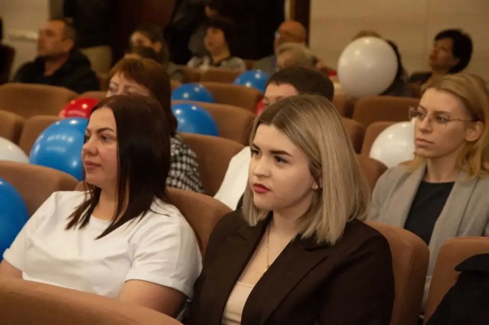 Наталья Звёнзек: Первомай — символ единства, силы и стойкости людей, которые своим трудом создают благосостояние нашей страны Наталья Звёнзек: Первомай — символ единства, силы и стойкости людей, которые своим трудом создают благосостояние нашей страны