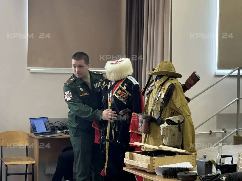Школьному музею «Родина» в Симферопольском районе передали военные экспонаты Школьному музею «Родина» в Симферопольском районе передали военные экспонаты