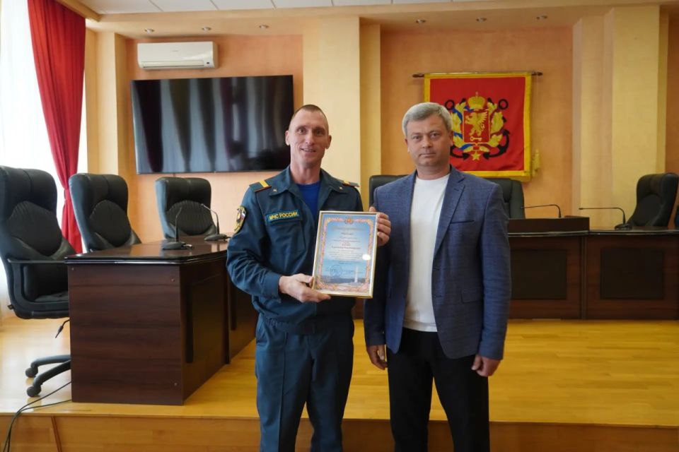 В Керчи чествовали пожарных В Керчи чествовали пожарных
