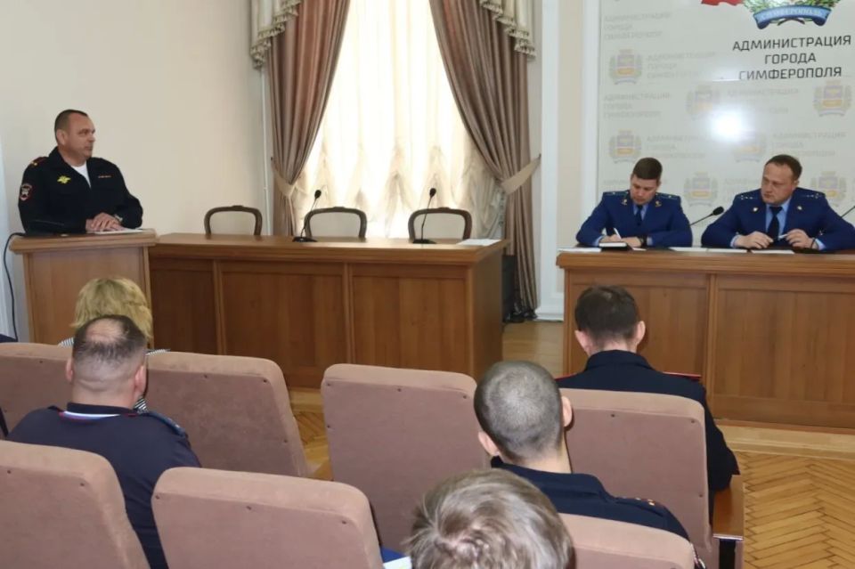 В Симферополе обсудили меры по повышению безопасности дорожного движения В Симферополе обсудили меры по повышению безопасности дорожного движения