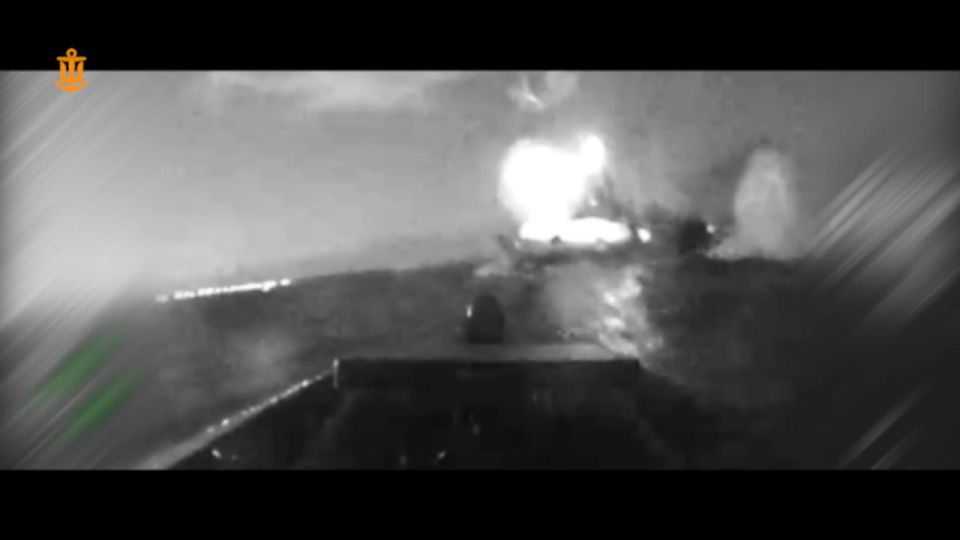 Кадры атаки украинских БЭК на патрульный катер проекта 12200 «Соболь» БОХР ПС ФСБ РФ и на противодиверсионный катер проекта 21980 «Грачонок» ЧФ РФ, охранявших Керченский пролив у Крымского моста Кадры атаки украинских БЭК на патрульный катер проекта 12200 «Соболь» БОХР ПС ФСБ РФ и на противодиверсионный катер проекта 21980 «Грачонок» ЧФ РФ, охранявших Керченский пролив у Крымского моста