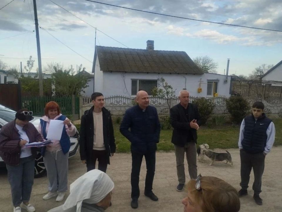 Встреча с жителями села Заветного: дорожный вопрос требует взвешенного решения Встреча с жителями села Заветного: дорожный вопрос требует взвешенного решения
