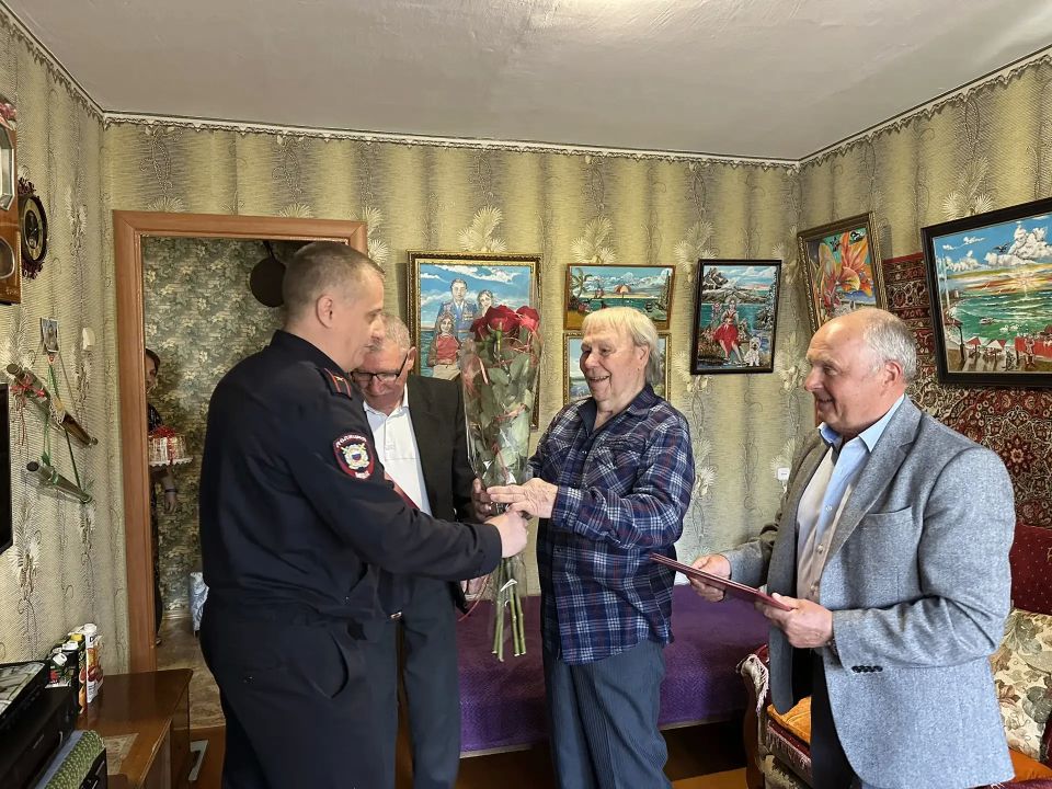 Полицейские Феодосии поздравили с 90-летним юбилеем ветерана МВД Полицейские Феодосии поздравили с 90-летним юбилеем ветерана МВД