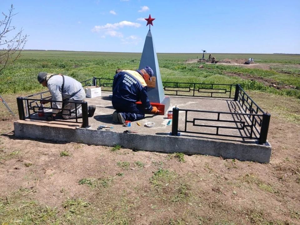 Наши огнеборцы продолжают приводить в порядок памятные места Великой Отечественной войны