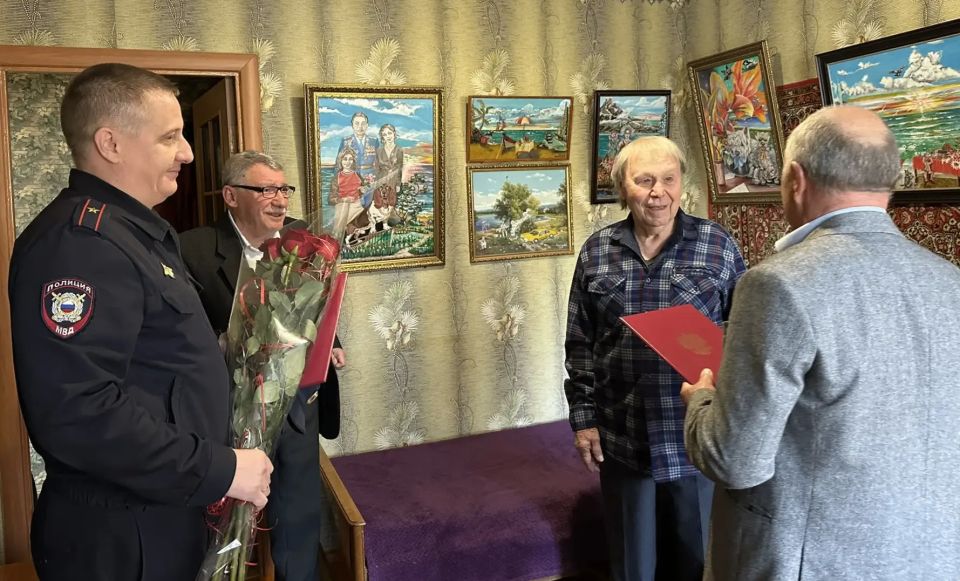 Полицейские Феодосии поздравили с 90-летним юбилеем ветерана МВД Полицейские Феодосии поздравили с 90-летним юбилеем ветерана МВД