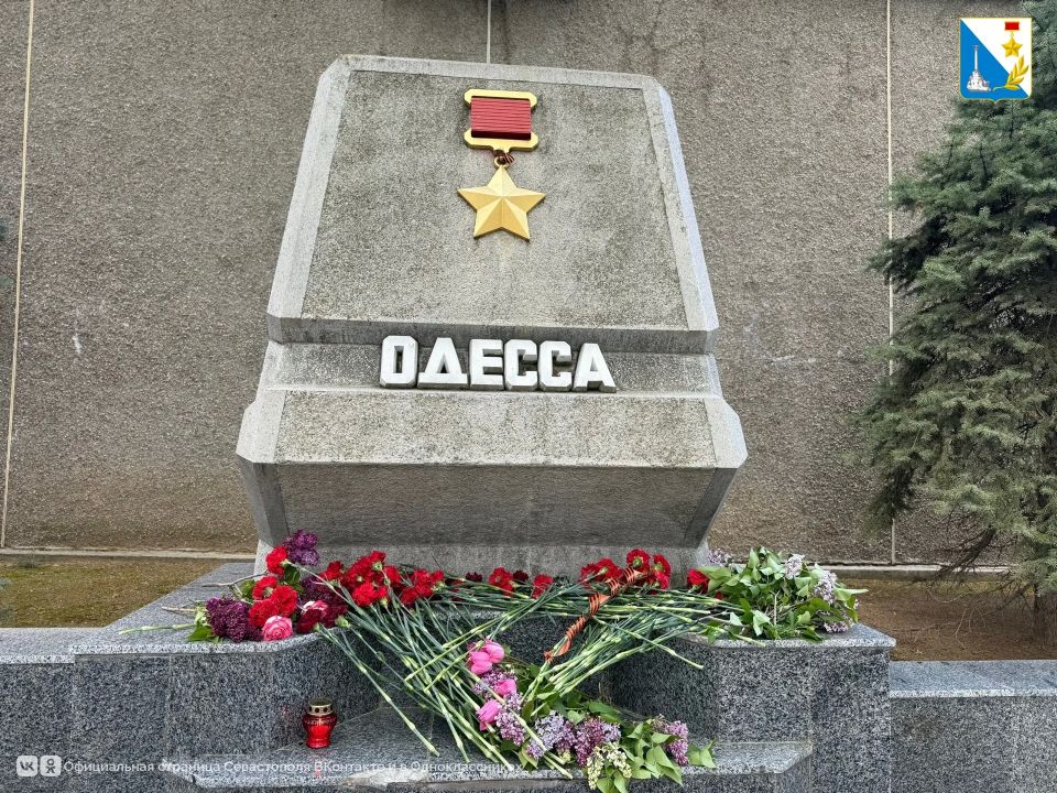 Севастопольцы несут цветы к памятному знаку «Одесса» на аллее городов-героев