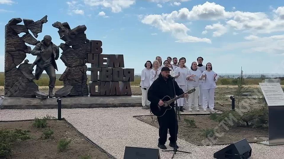 В рамках фестиваля «Киномаёвка» в арт-кластере «Таврида» открыли скульптуру «В чем твоя сила?»