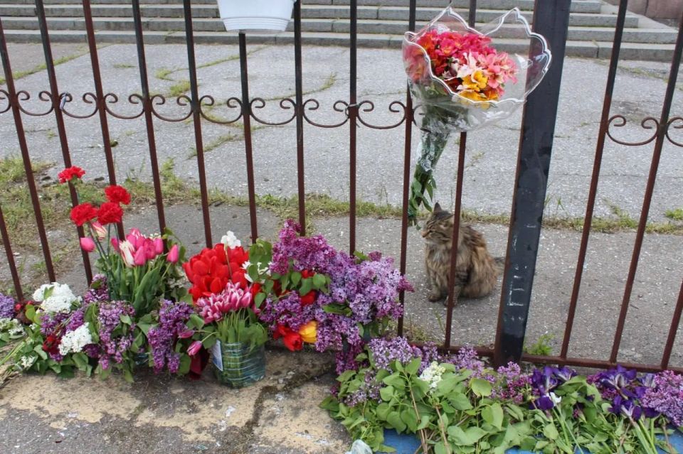 Одесситы несут цветы к стихийному мемориалу у Дома профсоюзов