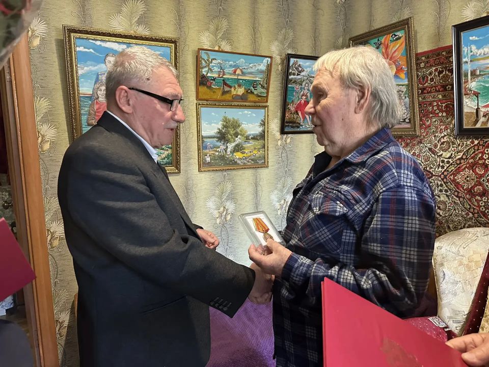 Полицейские Феодосии поздравили с 90-летним юбилеем ветерана МВД Полицейские Феодосии поздравили с 90-летним юбилеем ветерана МВД