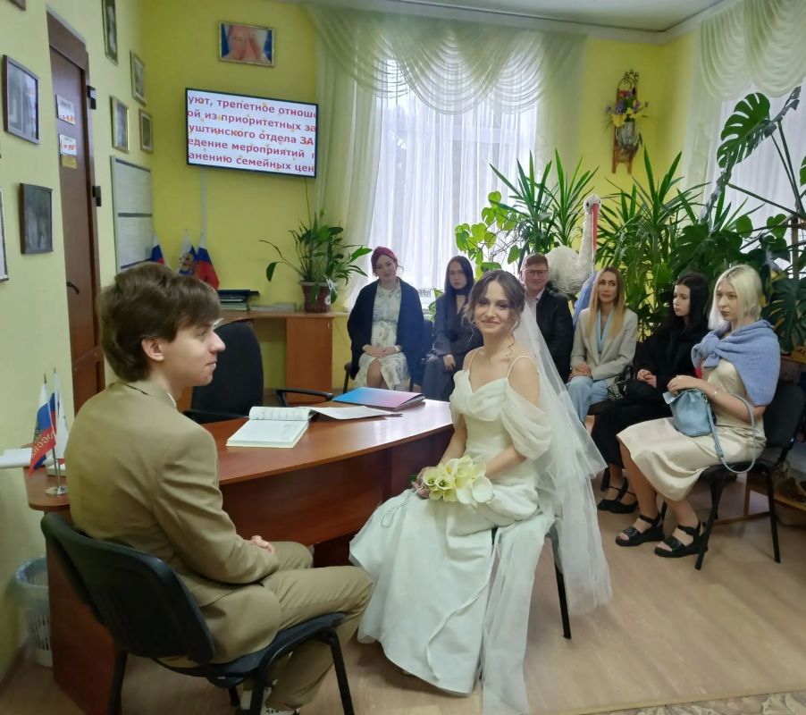 Отделы ЗАГС Крыма провели апрельские занятия Школы молодожёнов и Школы молодых родителей Отделы ЗАГС Крыма провели апрельские занятия Школы молодожёнов и Школы молодых родителей
