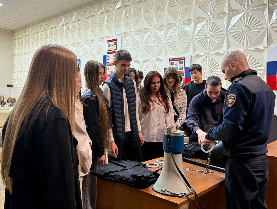 В Ялтинском городском управлении МВД прошёл день открытых дверей В Ялтинском городском управлении МВД прошёл день открытых дверей