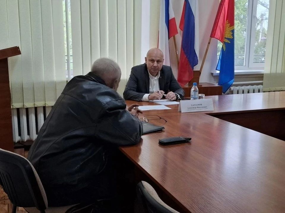 Сегодня глава администрации Советского района Александр Харламов провёл очередной приём граждан