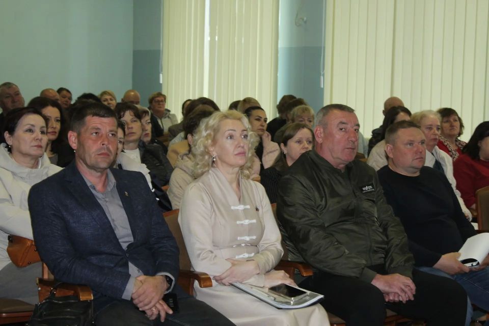 Сегодня глава администрации Советского района Александр Харламов провёл аппаратное совещание по социально значимым вопросам района с руководителями структурных подразделений администрации, организаций и служб Советского... Сегодня глава администрации Советского района Александр Харламов провёл аппаратное совещание по социально значимым вопросам района с руководителями структурных подразделений администрации, организаций и служб Советского...