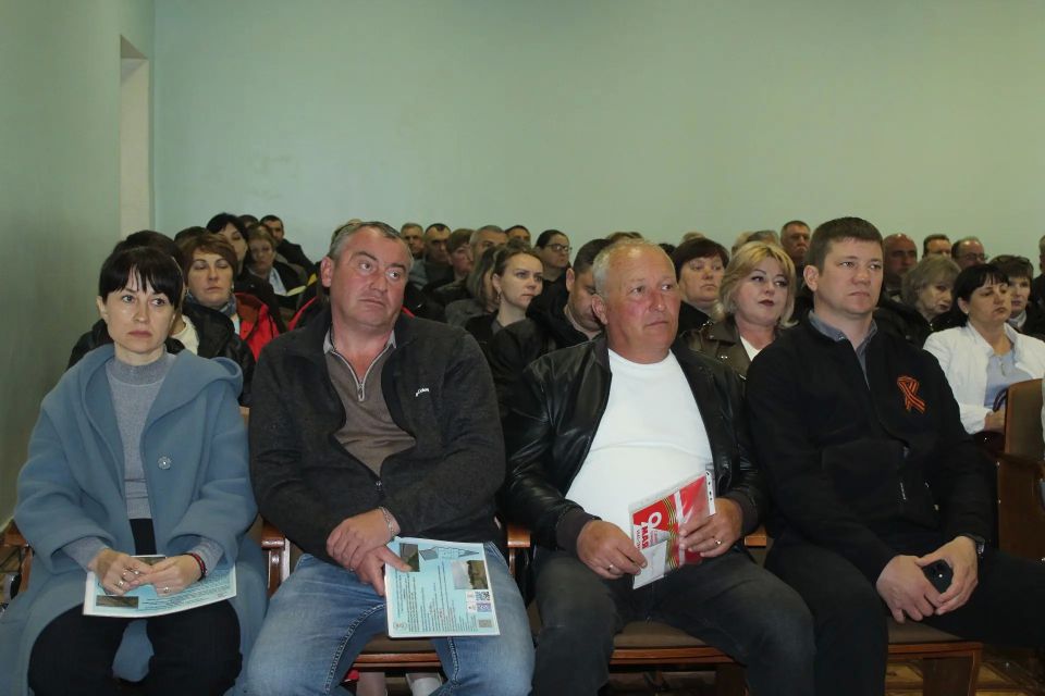 Сегодня глава администрации Советского района Александр Харламов провёл аппаратное совещание по социально значимым вопросам района с руководителями структурных подразделений администрации, организаций и служб Советского... Сегодня глава администрации Советского района Александр Харламов провёл аппаратное совещание по социально значимым вопросам района с руководителями структурных подразделений администрации, организаций и служб Советского...