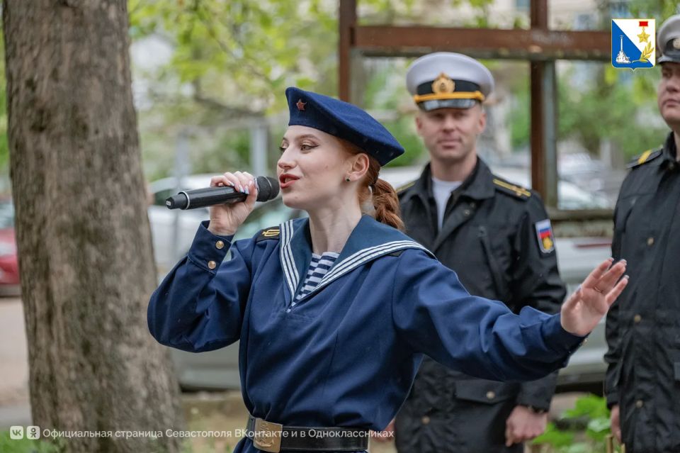Военный оркестр и юнармейцы дали первые парады во дворах севастопольских ветеранов Военный оркестр и юнармейцы дали первые парады во дворах севастопольских ветеранов