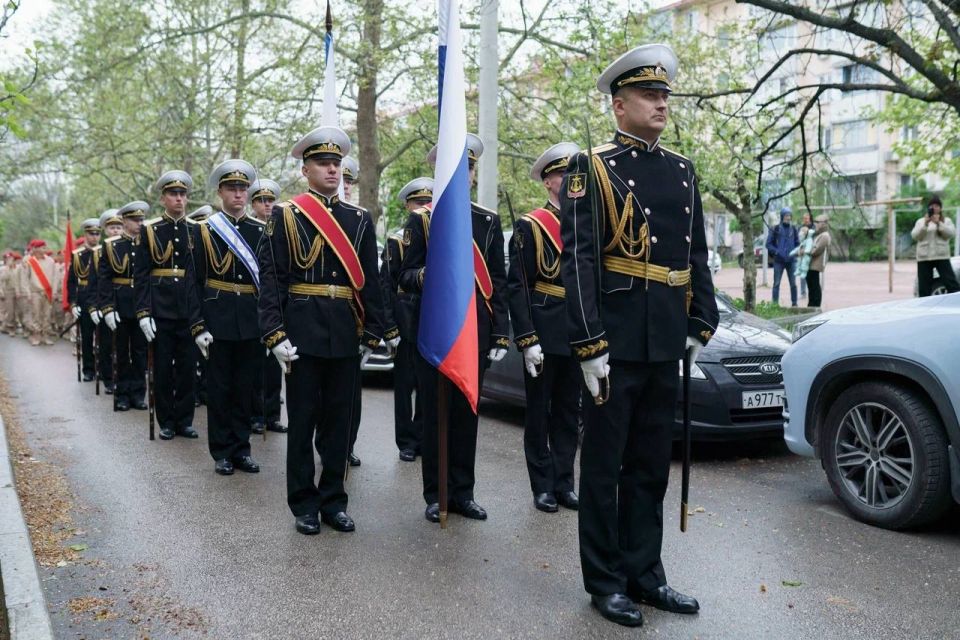 Михаил Развожаев: Оркестр флота, военные песни, парадный строй военнослужащих и юнармейцев: сегодня начались парады у домов ветеранов Михаил Развожаев: Оркестр флота, военные песни, парадный строй военнослужащих и юнармейцев: сегодня начались парады у домов ветеранов