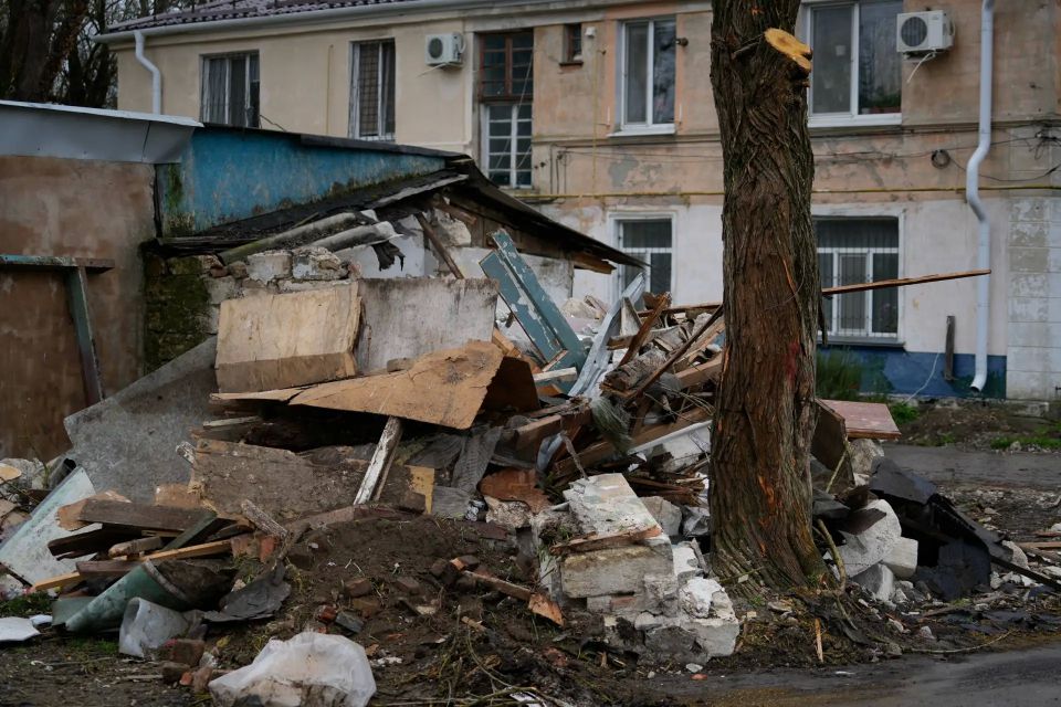 Несмотря на погодные условия, в Керчи продолжается благоустройство придомовых территорий Несмотря на погодные условия, в Керчи продолжается благоустройство придомовых территорий