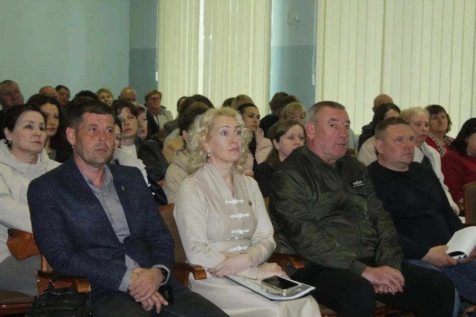 Сегодня председатель Советского районного совета Виктория Грицай совместно с главой администрации Советского района Александром Харламовым провели совещание с руководителями структурных подразделений администрации... Сегодня председатель Советского районного совета Виктория Грицай совместно с главой администрации Советского района Александром Харламовым провели совещание с руководителями структурных подразделений администрации...