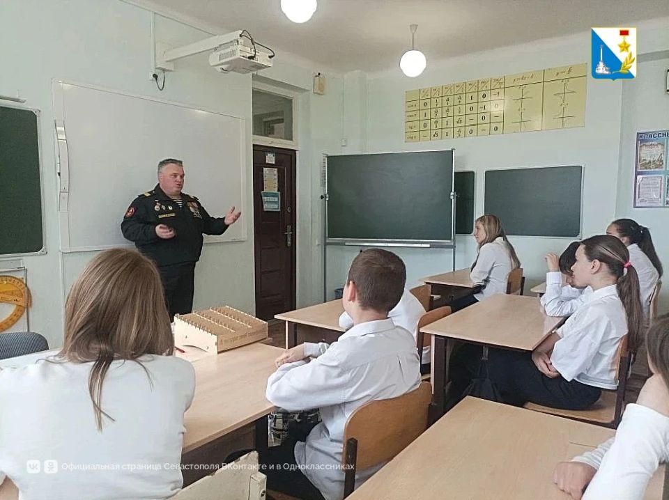 Участник программы «Севастополь — город героев» встретился с учениками школы № 31 Участник программы «Севастополь — город героев» встретился с учениками школы № 31