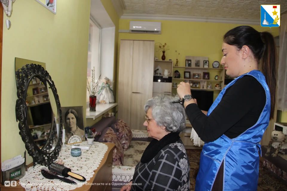 Социальные работники Севастополя помогают пожилым жителям в быту Социальные работники Севастополя помогают пожилым жителям в быту