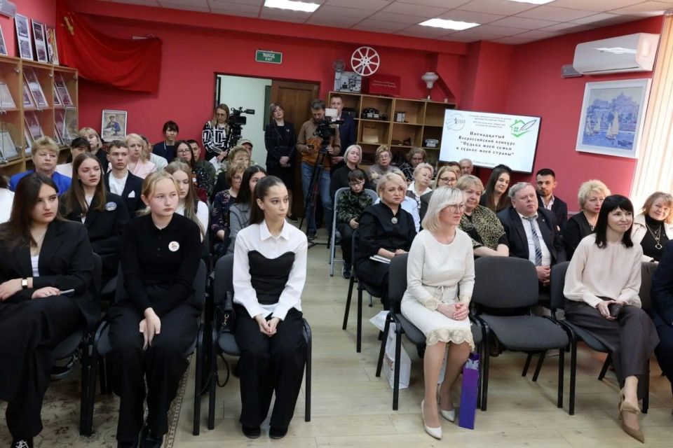 В Государственном комитете по делам архивов Республики Крым прошла торжественная церемония награждения победителей XV Всероссийского конкурса «Судьба моей семьи в судьбе моей страны» В Государственном комитете по делам архивов Республики Крым прошла торжественная церемония награждения победителей XV Всероссийского конкурса «Судьба моей семьи в судьбе моей страны»