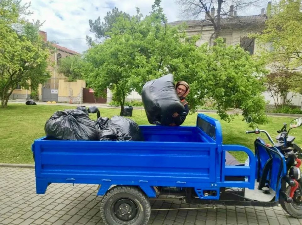 Сотрудники «Парков столицы» ежедневно заботятся о чистоте и красоте зелёных зон Симферополя Сотрудники «Парков столицы» ежедневно заботятся о чистоте и красоте зелёных зон Симферополя