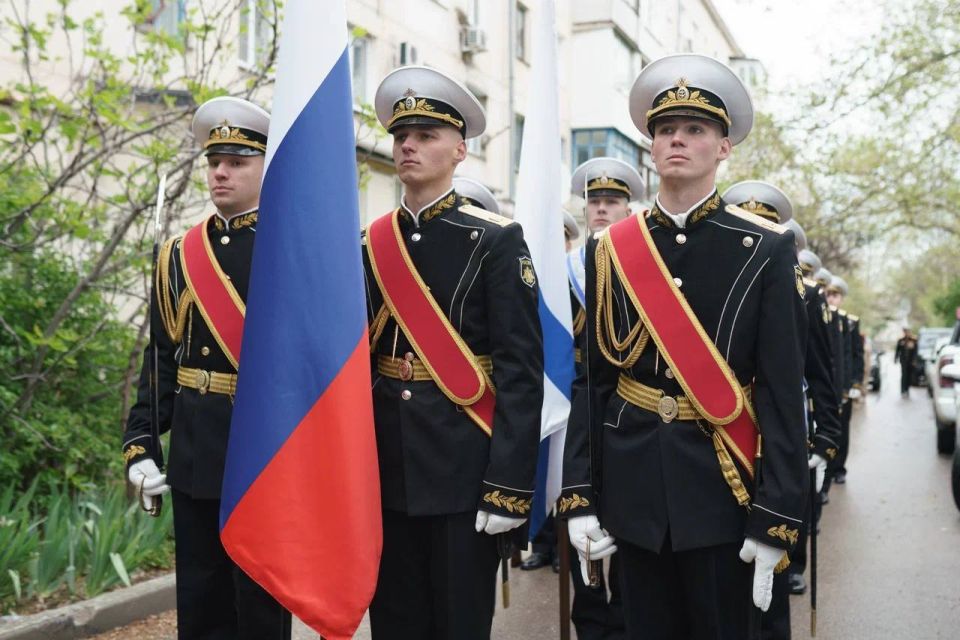 Михаил Развожаев: Оркестр флота, военные песни, парадный строй военнослужащих и юнармейцев: сегодня начались парады у домов ветеранов Михаил Развожаев: Оркестр флота, военные песни, парадный строй военнослужащих и юнармейцев: сегодня начались парады у домов ветеранов