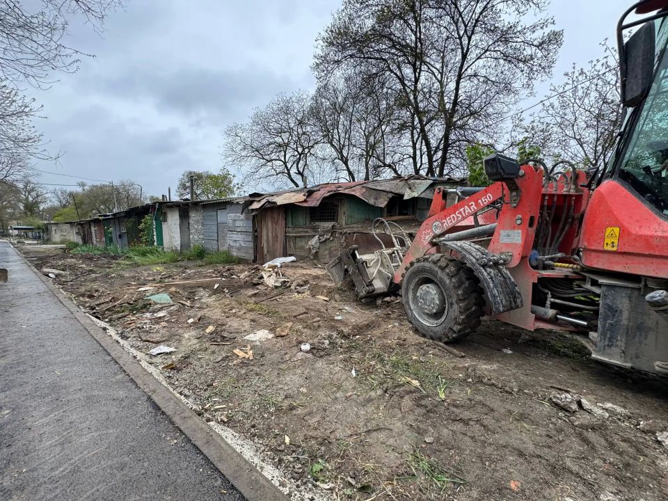 Несмотря на погодные условия, в Керчи продолжается благоустройство придомовых территорий Несмотря на погодные условия, в Керчи продолжается благоустройство придомовых территорий