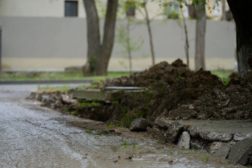 Несмотря на погодные условия, в Керчи продолжается благоустройство придомовых территорий Несмотря на погодные условия, в Керчи продолжается благоустройство придомовых территорий