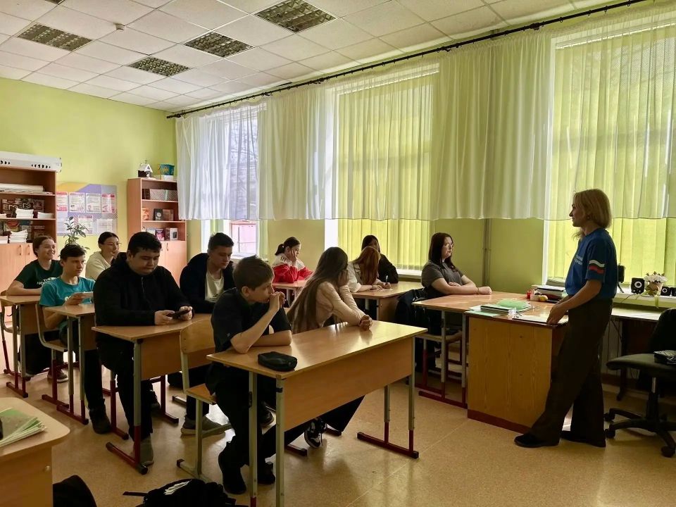 В Кировской средней школе им. Кухтина Ф.П. Черноморского района инструкторы добровольческого отряда ДПСО «ПоискКрым» провели беседы с учениками 7, 8 и 9 классов на тему интернет-безопасности В Кировской средней школе им. Кухтина Ф.П. Черноморского района инструкторы добровольческого отряда ДПСО «ПоискКрым» провели беседы с учениками 7, 8 и 9 классов на тему интернет-безопасности