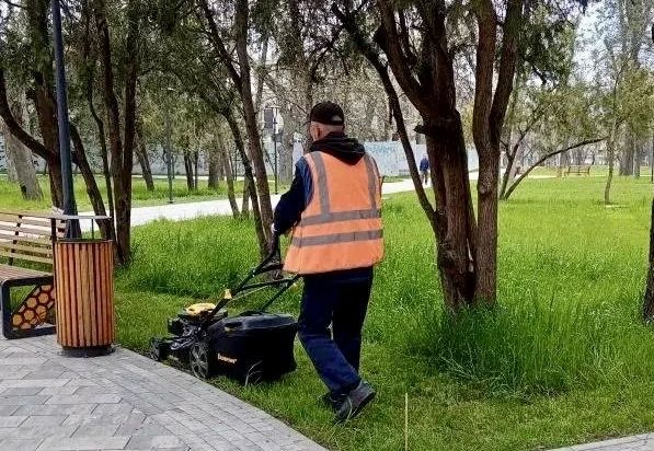 Сотрудники «Парков столицы» ежедневно заботятся о чистоте и красоте зелёных зон Симферополя Сотрудники «Парков столицы» ежедневно заботятся о чистоте и красоте зелёных зон Симферополя