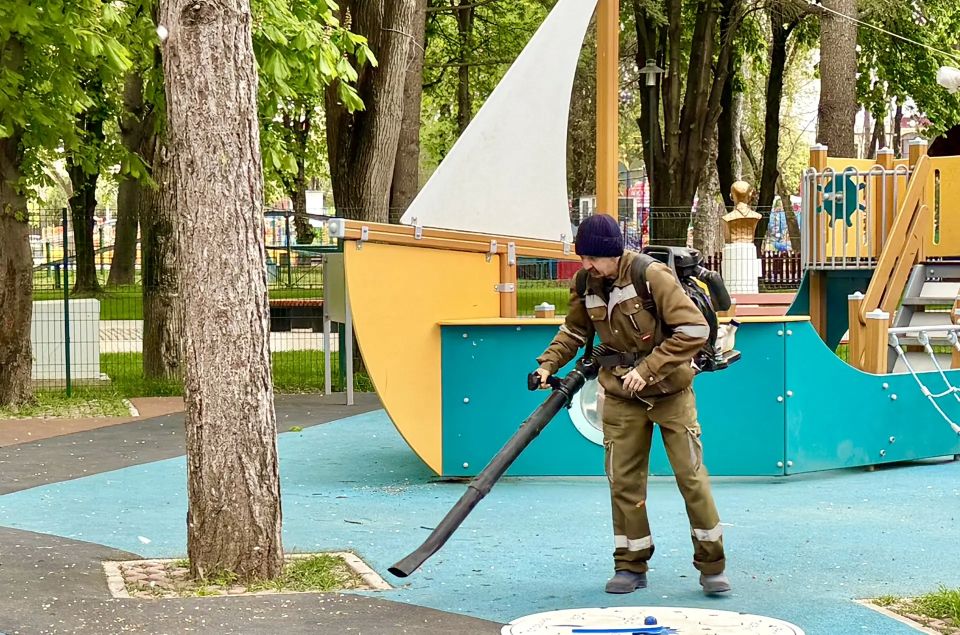 Сотрудники «Парков столицы» ежедневно заботятся о чистоте и красоте зелёных зон Симферополя Сотрудники «Парков столицы» ежедневно заботятся о чистоте и красоте зелёных зон Симферополя