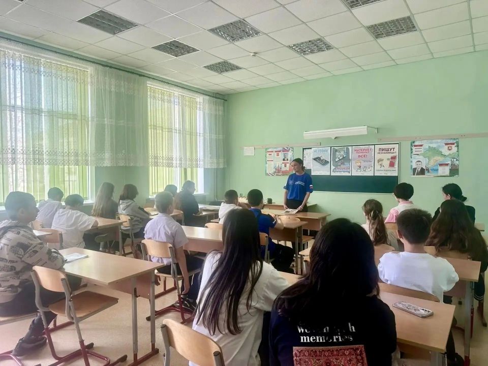 В Кировской средней школе им. Кухтина Ф.П. Черноморского района инструкторы добровольческого отряда ДПСО «ПоискКрым» провели беседы с учениками 7, 8 и 9 классов на тему интернет-безопасности В Кировской средней школе им. Кухтина Ф.П. Черноморского района инструкторы добровольческого отряда ДПСО «ПоискКрым» провели беседы с учениками 7, 8 и 9 классов на тему интернет-безопасности