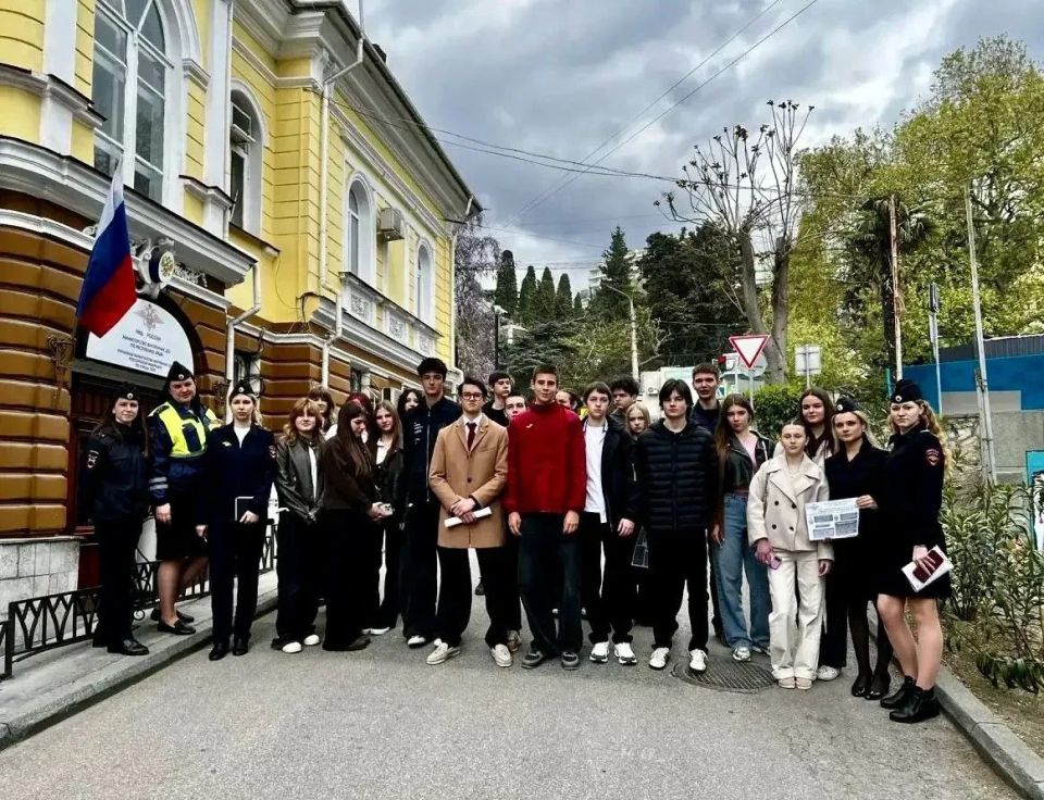В Ялте старшеклассники и студенты примерили на себя роль полицейских В Ялте старшеклассники и студенты примерили на себя роль полицейских