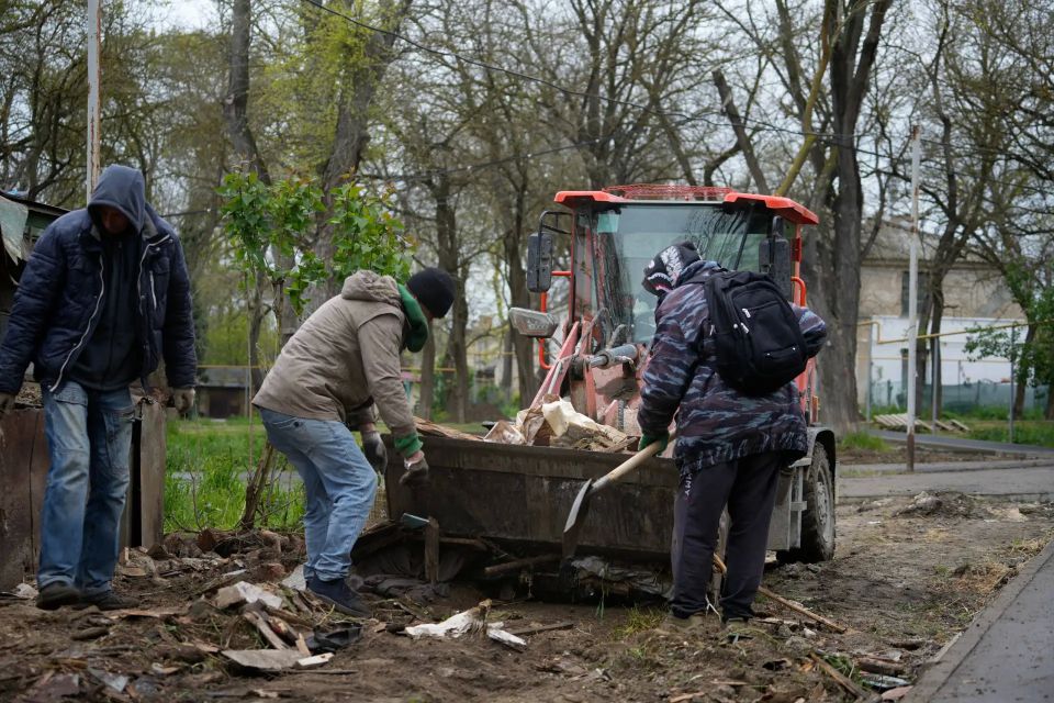 Несмотря на погодные условия, в Керчи продолжается благоустройство придомовых территорий Несмотря на погодные условия, в Керчи продолжается благоустройство придомовых территорий