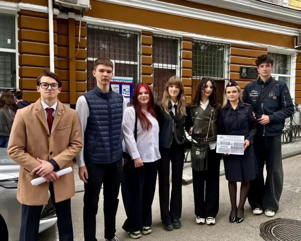В Ялте старшеклассники и студенты примерили на себя роль полицейских В Ялте старшеклассники и студенты примерили на себя роль полицейских